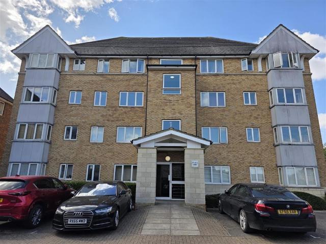 Flat for sale in Badgers Dene, Grays