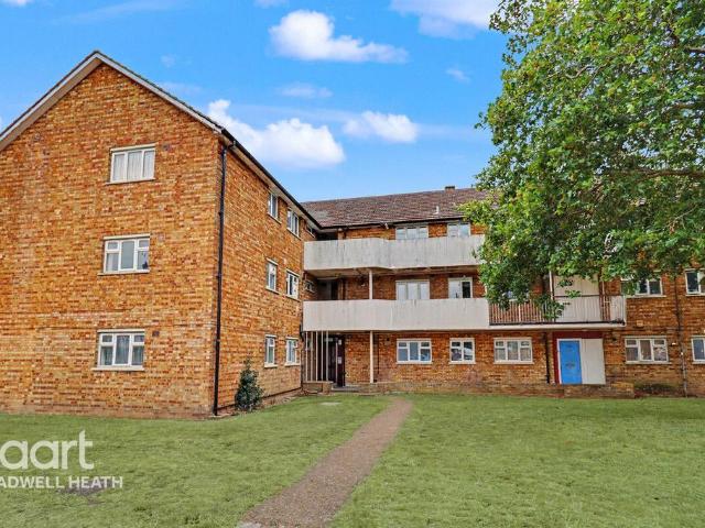 Flat for sale in Marks Gate, Greater London