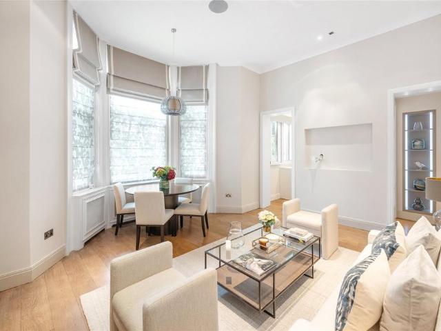 Flat for sale in Brompton, Greater London