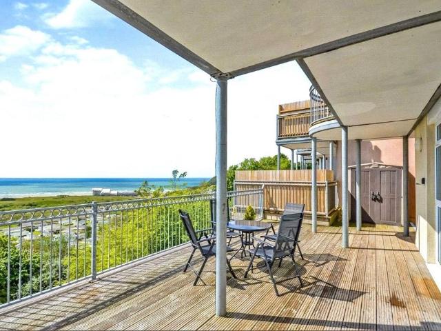 Flat for sale in Pendine, Wales