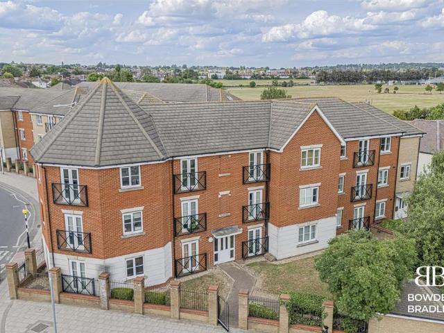 Flat for sale in Fairlop, Greater London