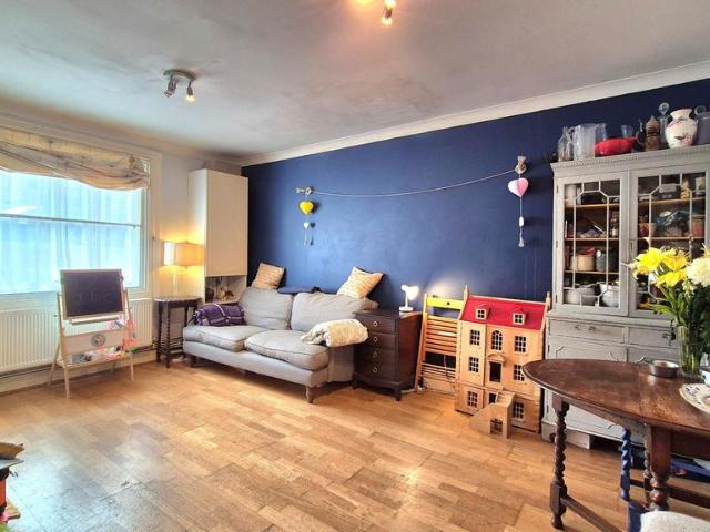 Flat for sale in London Borough of Hounslow, Spring Grove