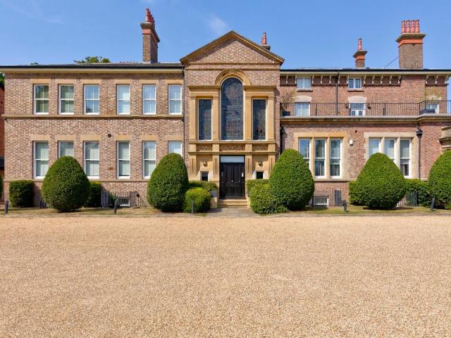 Flat for sale in Calderstones