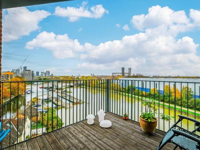Flat for sale in Bromley-by-Bow, Poplar Grove