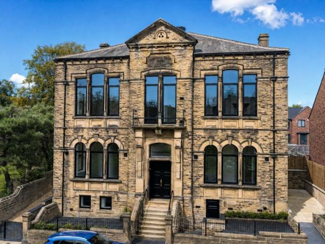 Flat for sale in Farsley, Leeds