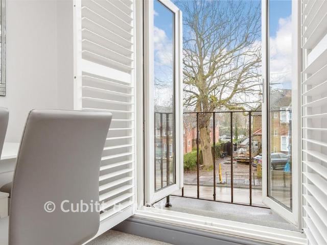 Flat for sale in Caterham on the Hill, Hillview