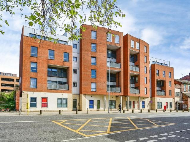 Flat for sale in Islington, Calderstones