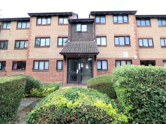 Flat for sale in Northumberland Heath, Greater London