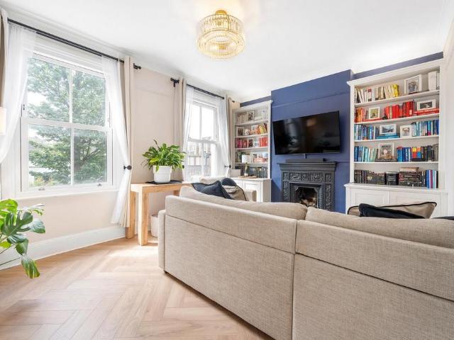 Flat for sale in Stockwell, Greater London