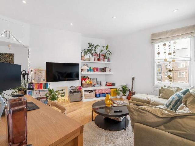 Flat for sale in Stockwell, Greater London