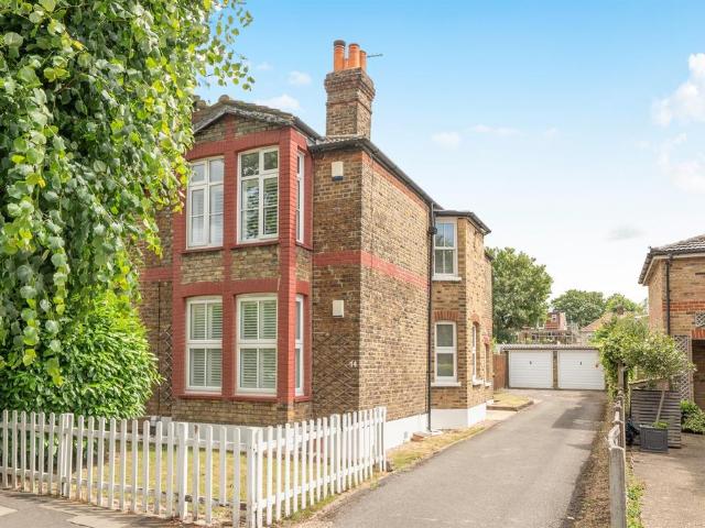 Flat for sale in Bush Hill Park, Greater London
