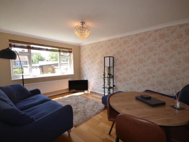 Flat for sale in Harrow Weald, Greater London