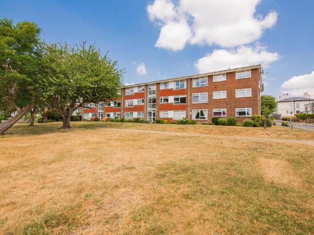 Flat for sale in Southborough, Sandown Park