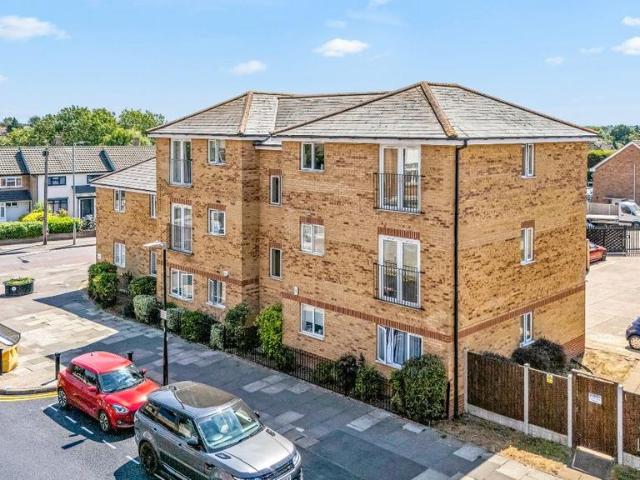 Flat for sale in Pot Kilns, Greater London