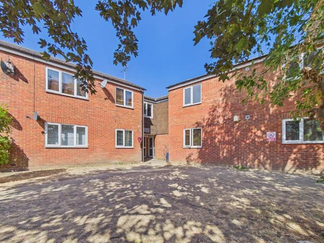 Flat for sale in South Ockendon, Essex