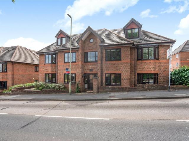 Flat for sale in Woking, Surrey
