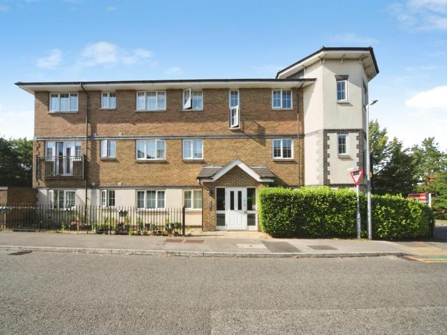 Flat for sale in Dunstable, Bedfordshire