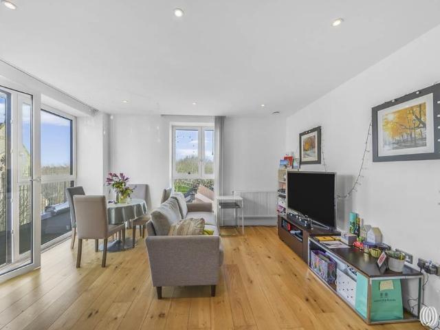 Flat for sale in Canning Town, Greater London