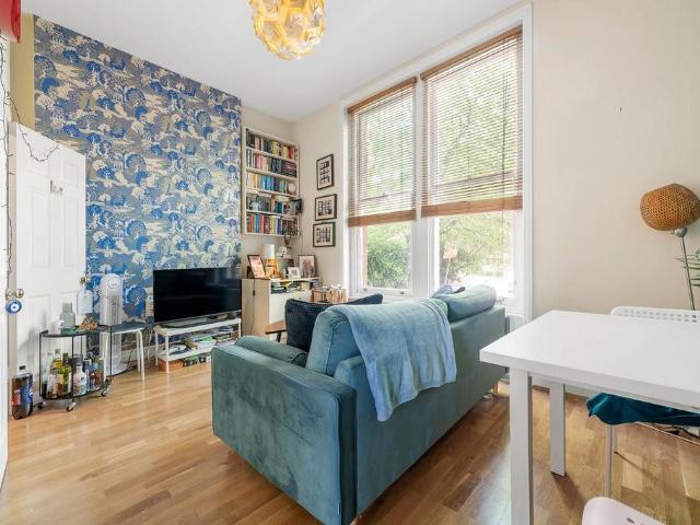 Flat for sale in Tulse Hill, Greater London