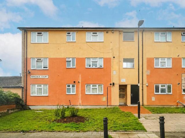 Flat for sale in London Borough of Ealing, Greenford