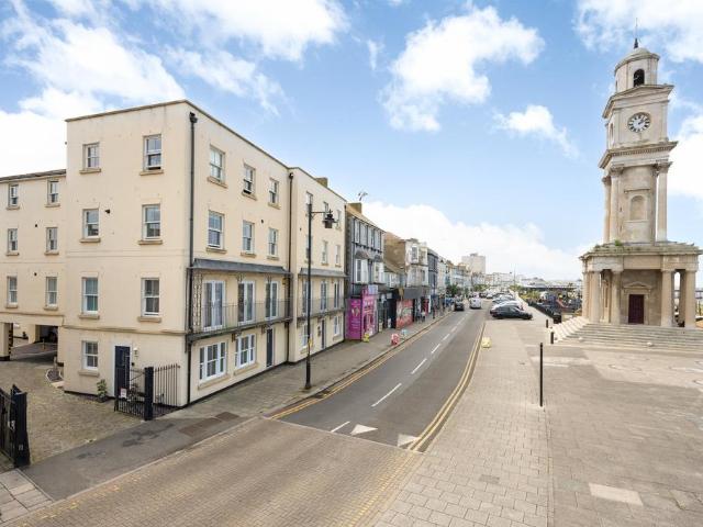 Flat for sale in Oxenden, The Bridge