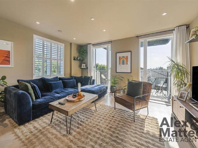 Flat for sale in Bermondsey, Greater London