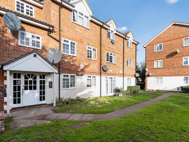 Flat for sale in London Borough of Merton, Collier's Wood
