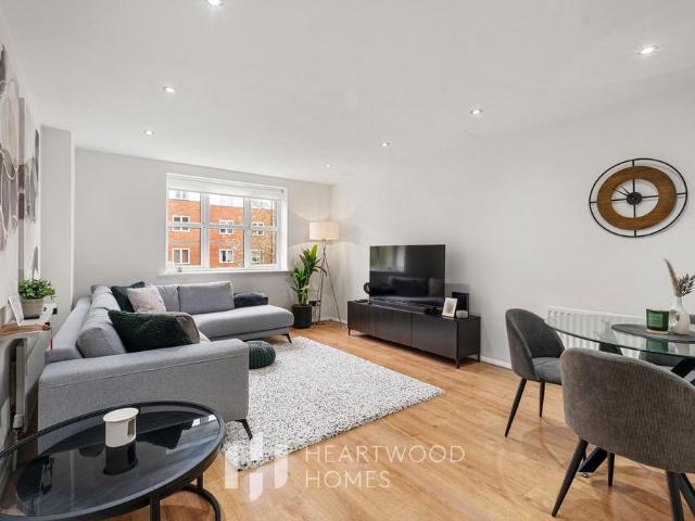 Flat for sale in St Albans, Five Acres