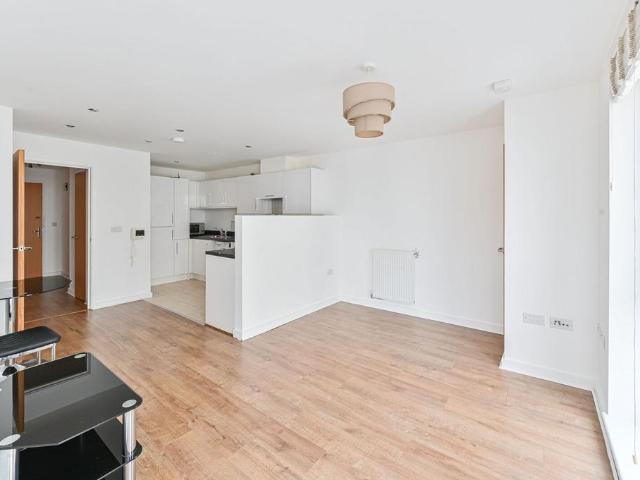 Flat for sale in Glyndon, Greater London
