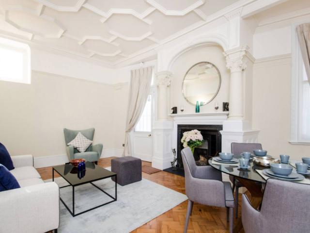 Flat for sale in Earl's Court, Greater London