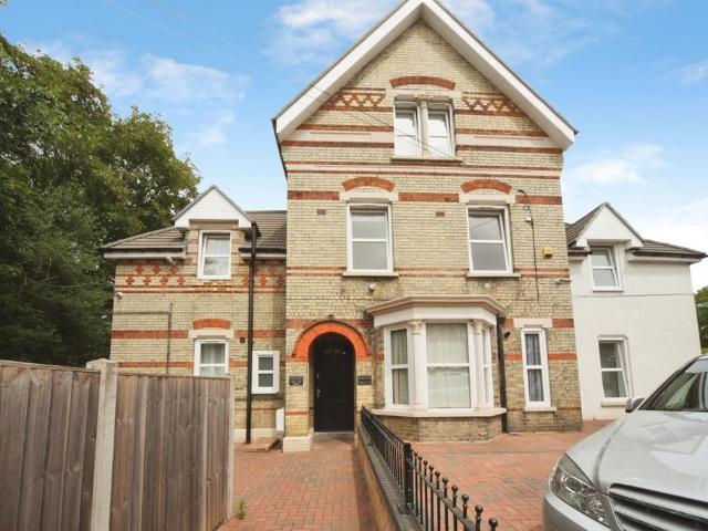 Flat for sale in Spring Park, Luton