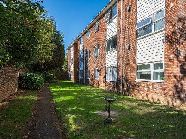 Flat for sale in Wansunt, Greater London