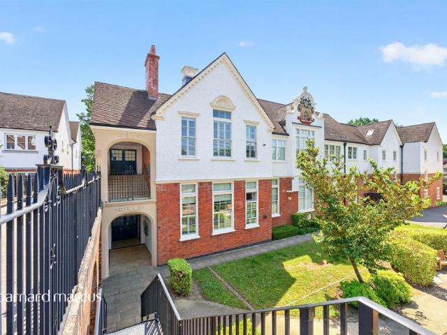Flat for sale in Red Hill, Surrey