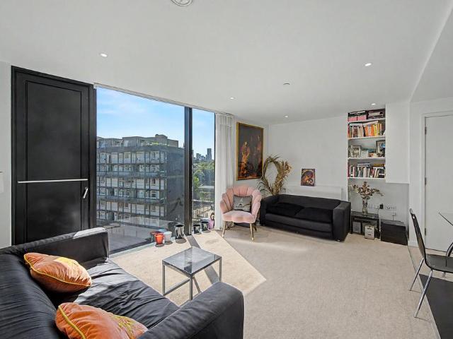 Flat for sale in Draper Estate, Greater London