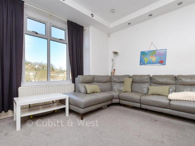 Flat for sale in Hillview, Surrey