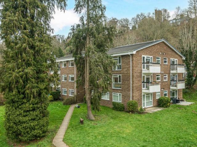 Flat for sale in Binscombe, Fole
