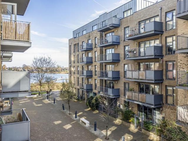 Flat for sale in Brownswood Park, Stoke Newington