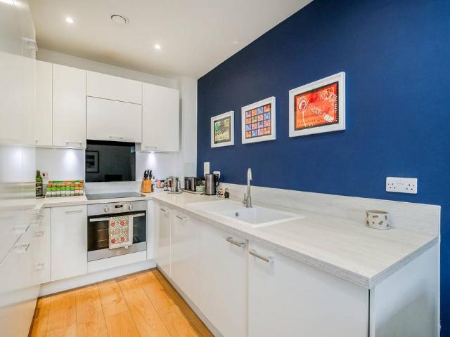 Flat for sale in Bromley-by-Bow, Poplar Grove