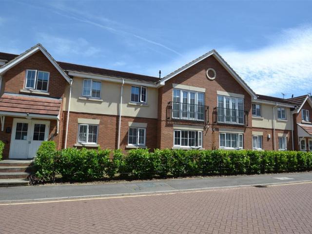 Flat for sale in Elstree and Borehamwood, Borehamwood
