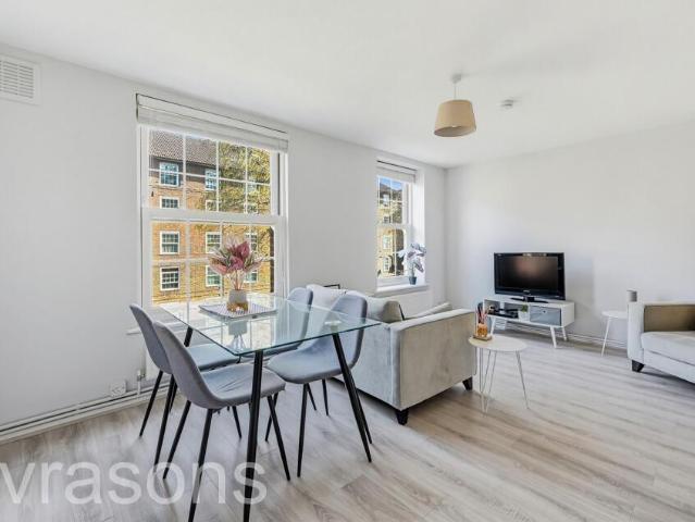 Flat for sale in Stockwell Park, Greater London