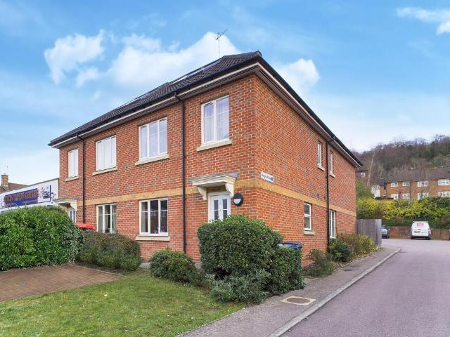 Flat for sale in Totteridge, Tylers Green