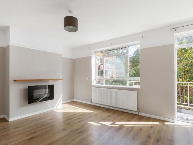 Flat for sale in Clapham Junction, Greater London