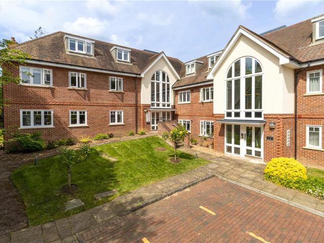 Flat for sale in Hatching Green, Five Acres