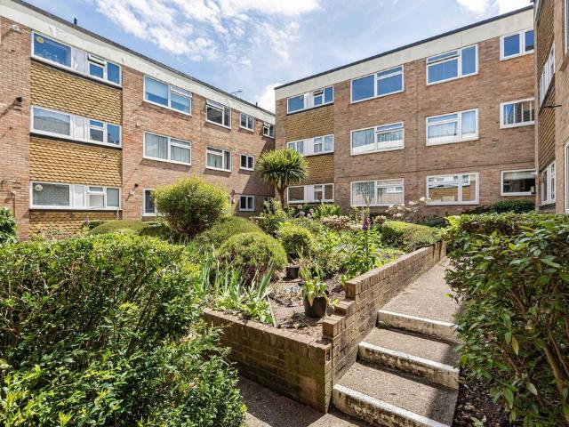 Flat for sale in Pachesham Park, Surrey