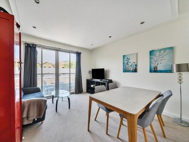Flat for sale in Brompton, Greater London