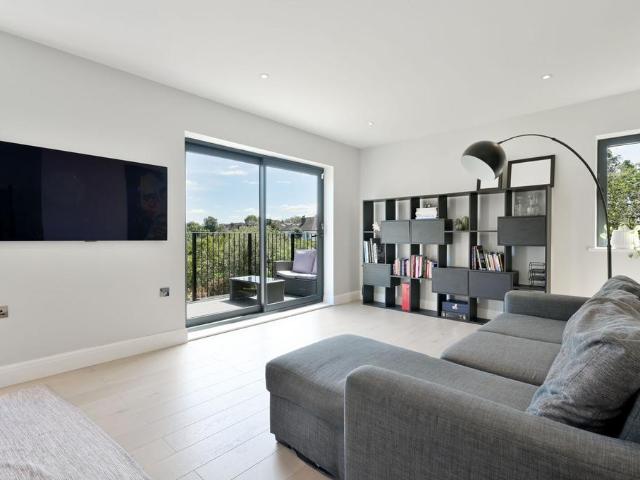 Flat for sale in London Borough of Ealing, Greater London