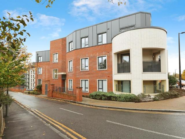 Flat for sale in Daws Hill, Cressex
