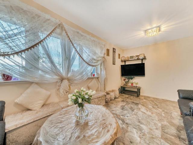 House for sale in North Kensington, Greater London