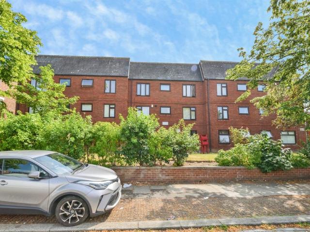 Flat for sale in Grove Hill, Normanby