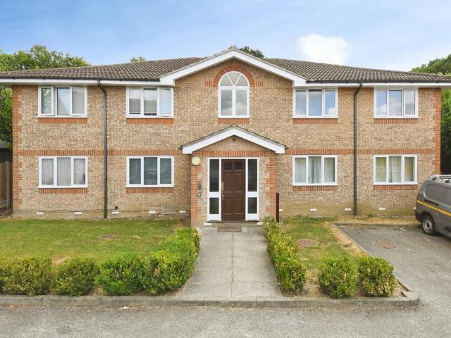 Flat for sale in Langdon Hills, Essex